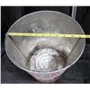 Image 7 : 25lb grease Pail and 1 gal. Oil Tin