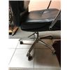Image 3 : Leather rolling chair with adjustable height - 40"H