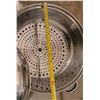 Image 2 : Stainless steel round wok with domed lid and steamer insert - 13"