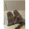 Image 1 : Pair of Beaded And Fur Native Mitts