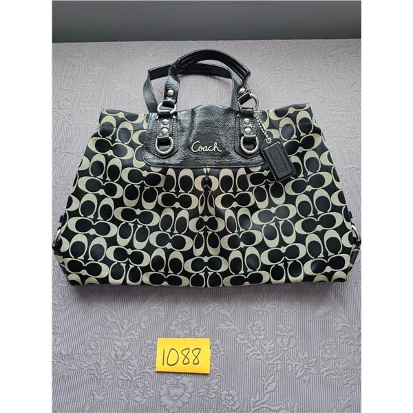 Authentic Coach Ashley Signature Satine Carry All Bag in very good condition
