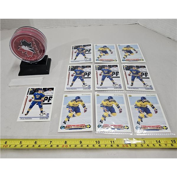 World Jr Hockey Puck in Case, (10) 1992 Peter Forsberg World Jr Hockey Cards
