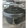 Image 2 : Vintage findley no.9 cast iron dutch oven- 10"W by 4.25" deep