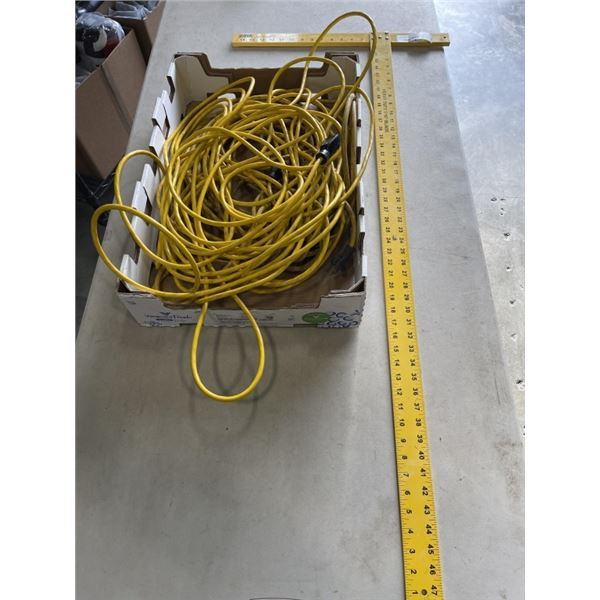 4FT SQUARE AND 2 EXTENSION CORDS