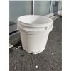 Image 3 : 2 STACKS OF WHITE FOOD GRADE BUCKETS