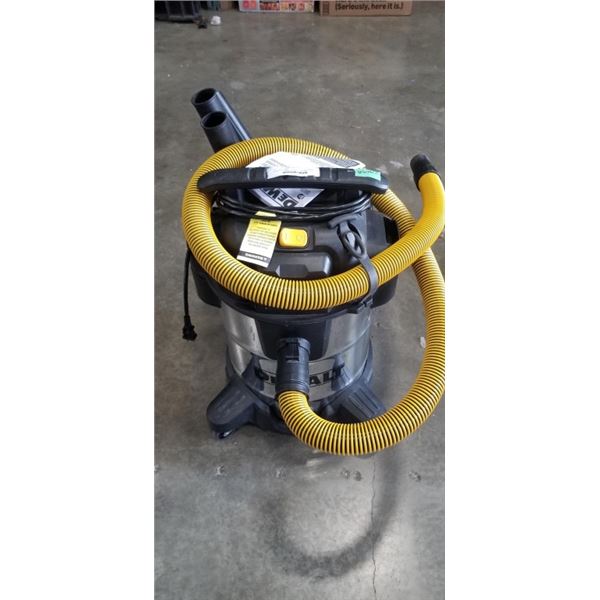 DEWALT 10 GALLON STAINLESS WET/DRY SHOP VAC WORKING WITH HOSE
