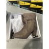 Image 2 : 3 NEW PAIRS OF WOMENS SIZE 6 BOOTS