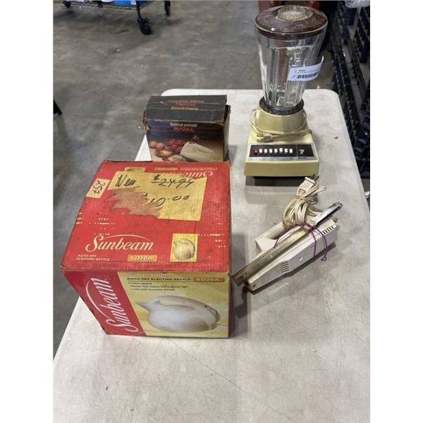 LOT OF VINTAGE KITCHEN APPLIANCES - WORKING