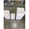Image 2 : SET OF 3 PEDESTAL DISPLAY STANDS