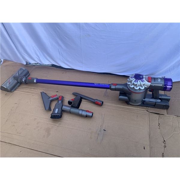 DYSON V8 TOTAL CLEAN CORDLESS VACUUM WORKING NO CHARGER WITH ACCESSORIES