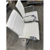 Image 2 : 2 WHITE LEATHER ROLLING MODERN OFFICE CHAIRS