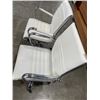 Image 3 : 2 WHITE LEATHER ROLLING MODERN OFFICE CHAIRS