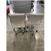 Image 4 : 2 WHITE LEATHER ROLLING MODERN OFFICE CHAIRS