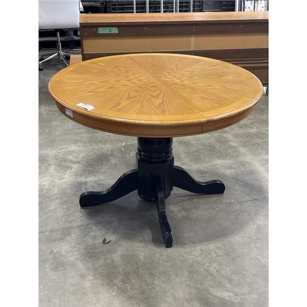 ROUND OAK PEDESTAL TABLE