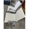 Image 3 : 2 WHITE LEATHER ROLLING MODERN OFFICE CHAIRS