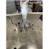 Image 4 : 2 WHITE LEATHER ROLLING MODERN OFFICE CHAIRS