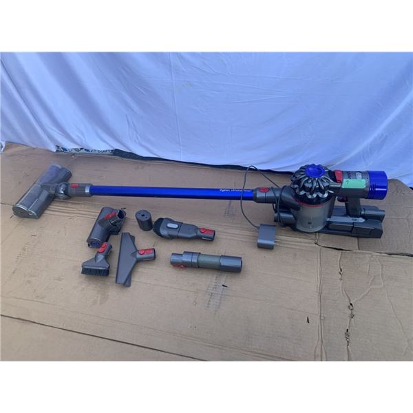 DYSON V8 TOTAL CLEAN CORDLESS VACUUM WORKING WITH CHARGER AND ACCESSORIES