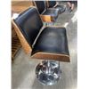 Image 3 : 3 BENTWOOD AND LEATHER ADJUSTABLE HEIGHT BAR STOOLS