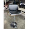 Image 4 : 3 BENTWOOD AND LEATHER ADJUSTABLE HEIGHT BAR STOOLS