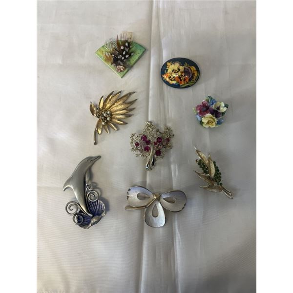 COLLECTION OF VINTAGE BROOCHES SOME SIGNED OR MARKED