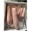 Image 4 : 2 NEW WOMENS SIZE 10 WINTER BOOTS AND PAIR OF SLIPPERS