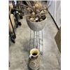 Image 1 : WICKER PLANTER ARTIFICIAL BOUQUET AND VASE