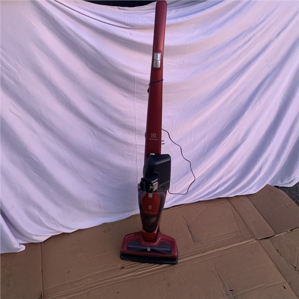 ELECTROLUX 2 IN 1 CORDLESS VACUUM WORKING WITH CHARGE DOCK