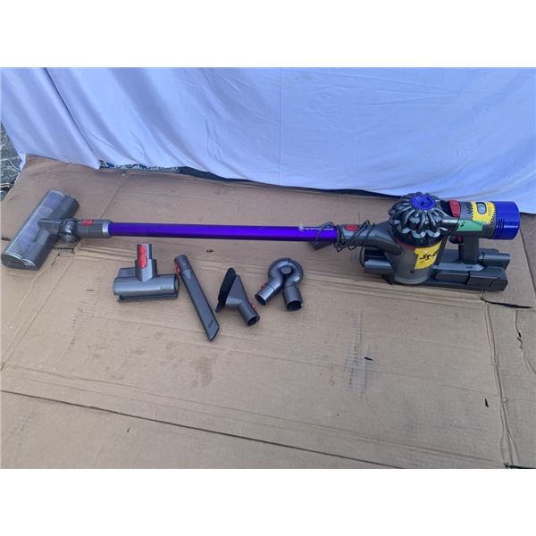 DYSON V8 ANIMAL CORDLESS VACUUM WORKING WITH CHARGER AND ACCESSORIES