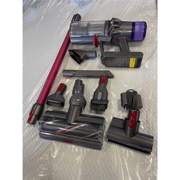 DYSON V11 TORQUE DRIVE CORDLESS STICK VACUUM - TESTED WORKING, RETAIL $799