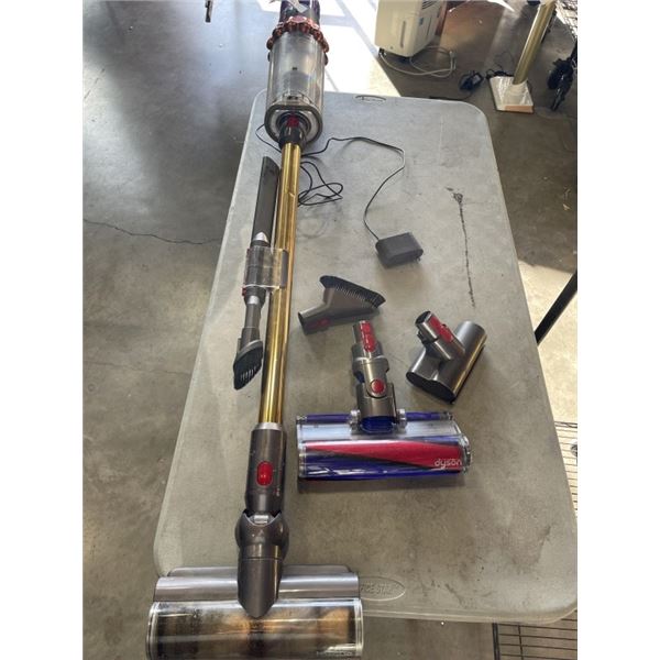 DYSON CORDLESS VACCAUM WITH CHARGER