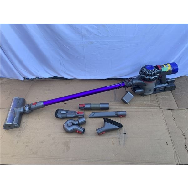 DYSON V8 CORDLESS VACUUM WORKING WITH CHARGER AND ACCESSORIES