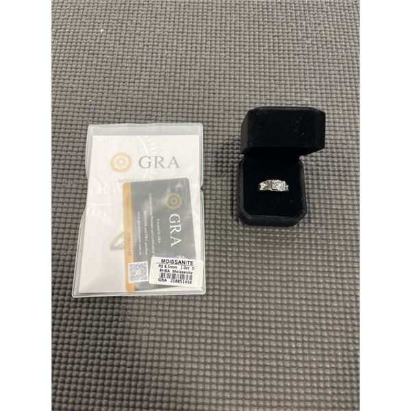 NEW S925 1.0CT MOISSANITE LAB DIAMOND MANS RING, RESIZEABLE, MOUNTED IN 925 STERLING SILVER W/ WHITE