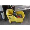 Image 1 : Rubbermaid Mop Bucket