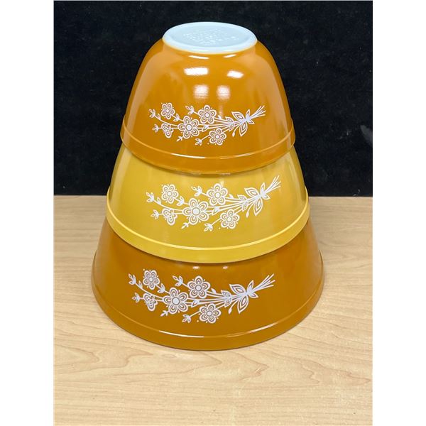 3 Pyrex Golden Butterfly Nesting Mixing Bowls - Largest 2.5L - small chip on large bowl