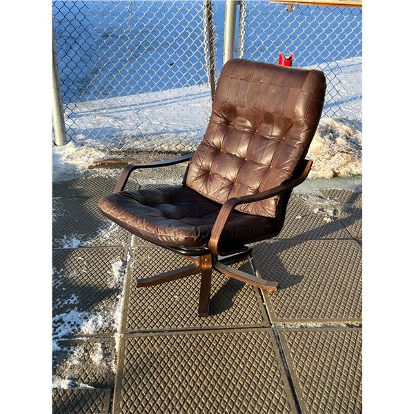 Vintage Bentwood Brown Leather Swivel Lounge Chair - Appr: 26.5"W 29"D 37"T 14.5" seat height
