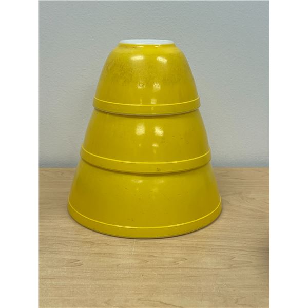 Yellow Pyrex Nesting Mixing Bowls - largest 2.5 Qt. - see all photos