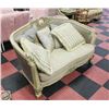 Image 2 : ESTATE VINTAGE ORNATE SOFA WITH ACCENT PILLOWS