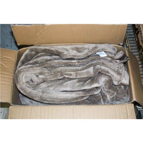 KIRKLAND BLANKET KING SIZE