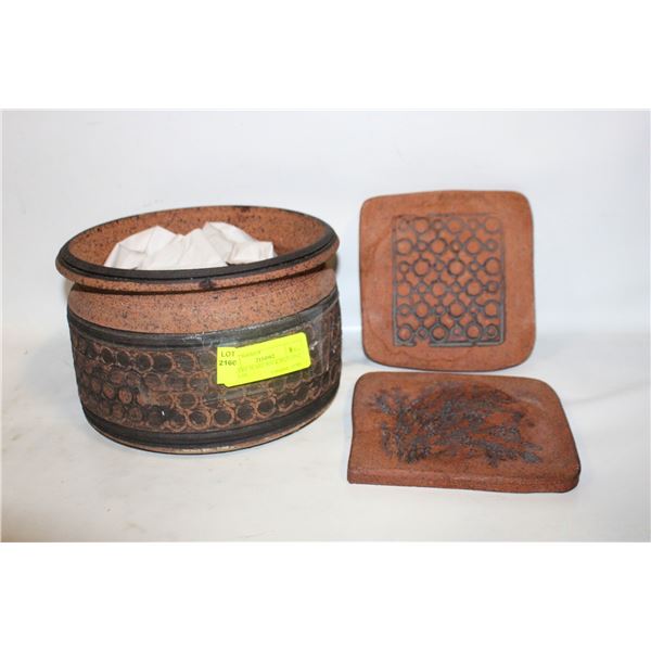 POTTERY PLANT POT & MATCHING TRIVETS