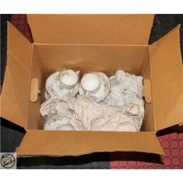 ROSLYN CHINA ENGLAND PARTIAL SET: TEAPOT,