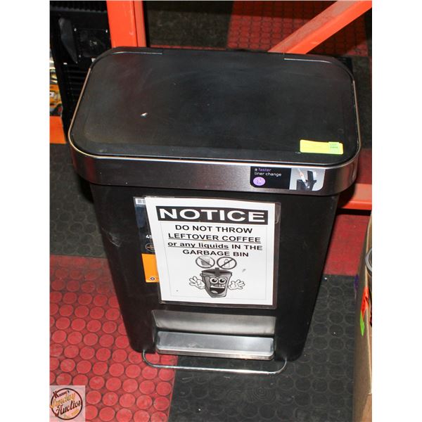 TRASH CAN WITH INSIDE POCKET