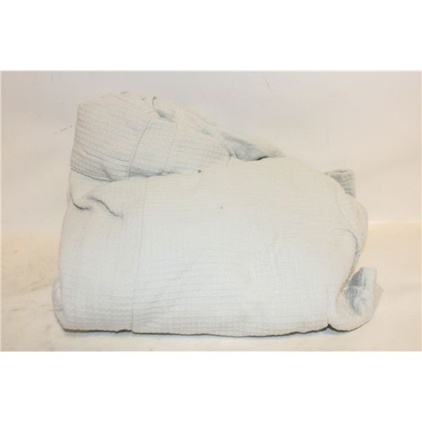 AMAZON ESSENTIALS MEDIUM BATH ROBE