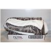Image 1 : NEVER USED THROW BLANKET