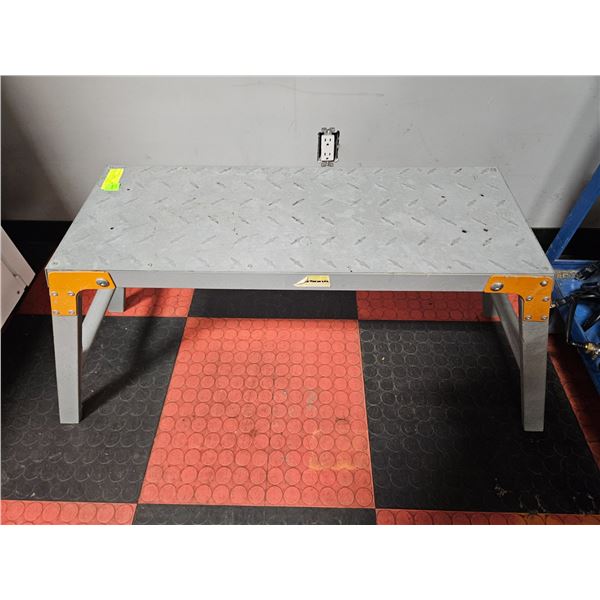 METAL WORK BENCH