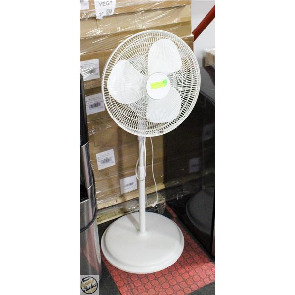 WHITE STANDING OSCILLATING FAN
