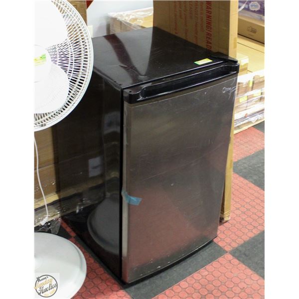 SCRATCH AND DENT MINI FRIDGE H-33" W-21.5" L-19.5"