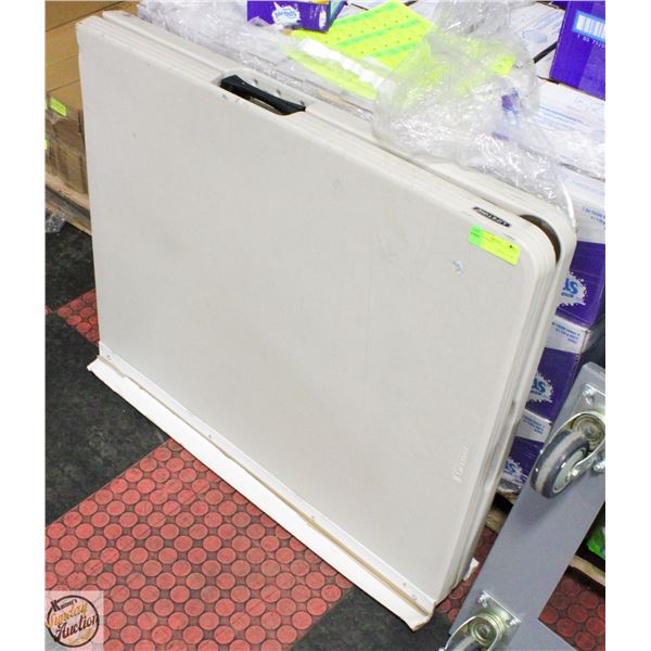 FOLDING TABLE