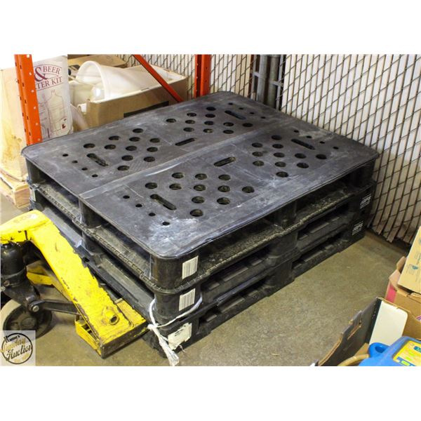 STACK OF 3 HEAVY DUTY PLASTIC PALLETS