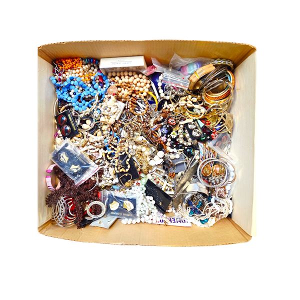 LARGE LOT OF MIXED JEWELRY MOSTLY VINTAGE WITH