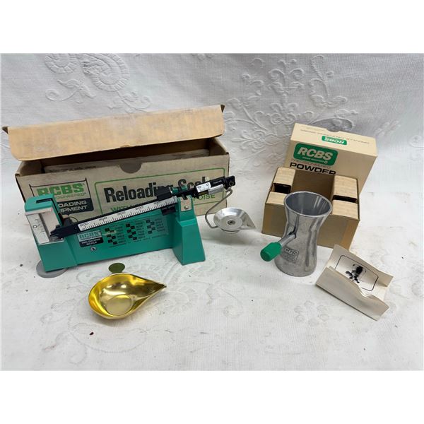 RCBS RELOADING SCALE AND POWDER TRICKLER IN ORIGINAL BOX (INTERNAL REFERENCE: LL)